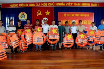 Bộ tư lệnh Vùng 3 Hải quân thăm, tặng quà ngư dân huyện đảo Lý Sơn