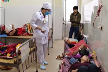 Sốt xuất huyết tăng, bệnh nhân ở Quảng Ngãi phải nằm ngoài hành lang