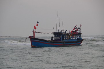 Ảnh hưởng bão số 7, 1 tàu cá Quảng Ngãi chìm ở vùng biển Hoàng Sa