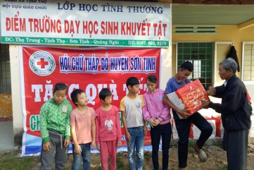 Hội Chữ thập đỏ huyện Sơn Tịnh trao quà Tết cho trẻ em khuyết tật