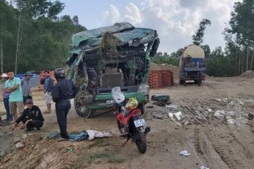 Quảng Ngãi: Xe tải nát đầu sau va chạm với xe khách