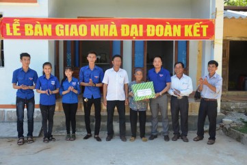 MTTQ huyện Sơn Tịnh bàn giao nhà đại đoàn kết cho hộ nghèo