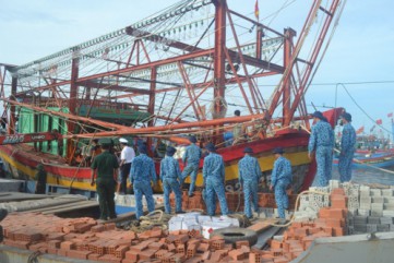 Quảng Ngãi: Lai dắt tàu cá bị nạn và 8 ngư dân về đảo Lý Sơn an toàn