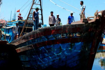 Một tàu cá Quảng Ngãi bốc cháy, 2 ngư dân bị thương