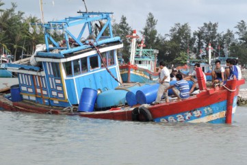 Quảng Ngãi: Cứu vớt 31 ngư dân trên tàu câu mực bị chìm trên biển