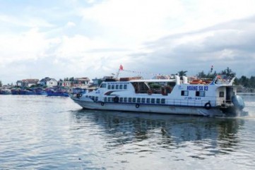 Hàng chục khách la hét hoảng loạn vì tàu cao tốc từ đảo Lý Sơn trên đường vào cảng đâm chìm tàu cá