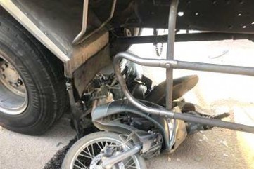 Tài xế người Quảng Ngãi lái xe tải vượt ẩu tông liên hoàn, cuốn nát 3 chiếc xe máy