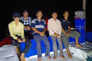5 ngư dân bị Trung Quốc truy đuổi gây chìm tàu cá về đất liền an toàn