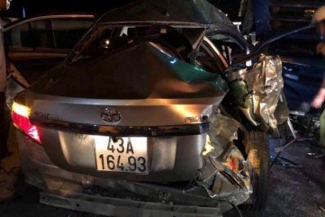 Sau cú va chạm với xe tải biển Quảng Ngãi, xe ô tô 4 chỗ bẹp dúm, 2 người tử vong trên đường đi cấp cứu, 3 người bị thương nặng.
