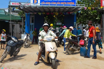 Dân tranh nhau mua xăng ở đảo Lý Sơn trước dịp lễ 30/4