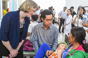 Đại sứ New Zealand thăm bệnh nhi nghèo ở Quảng Ngãi