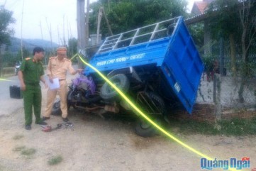 Quảng Ngãi: Xe chở bò đối đầu xe máy, một người tử vong
