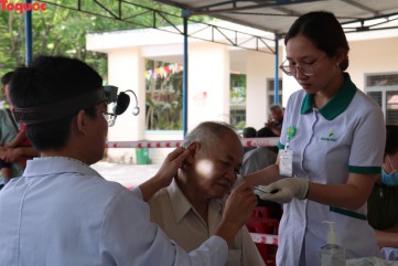 Khám và trao tặng 1.000 thiết bị trợ thính cho bệnh nhân khiếm thính tại Quảng Ngãi