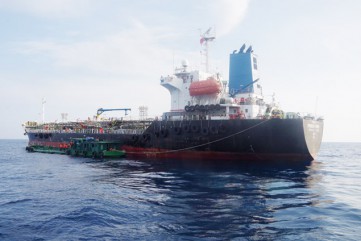 Quảng Ngãi: Có "chống lưng" cho buôn lậu xăng dầu trên biển?